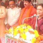 मंच पर भाषण देती अर्पणा यादव