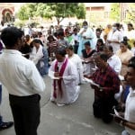 Prayagraj News :  सेंट जोसेफ चर्च में गुड फ्राइडे पर प्रार्थना करते मसीसी समाज के लोग।