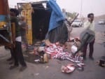 सड़क पर पलटा बीयर से भरा ट्रक। संवाद