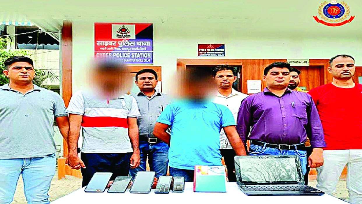 delhi Cyber Police has busted a gang who used to transfer the amount of cyber fraud to the accounts of the dead people