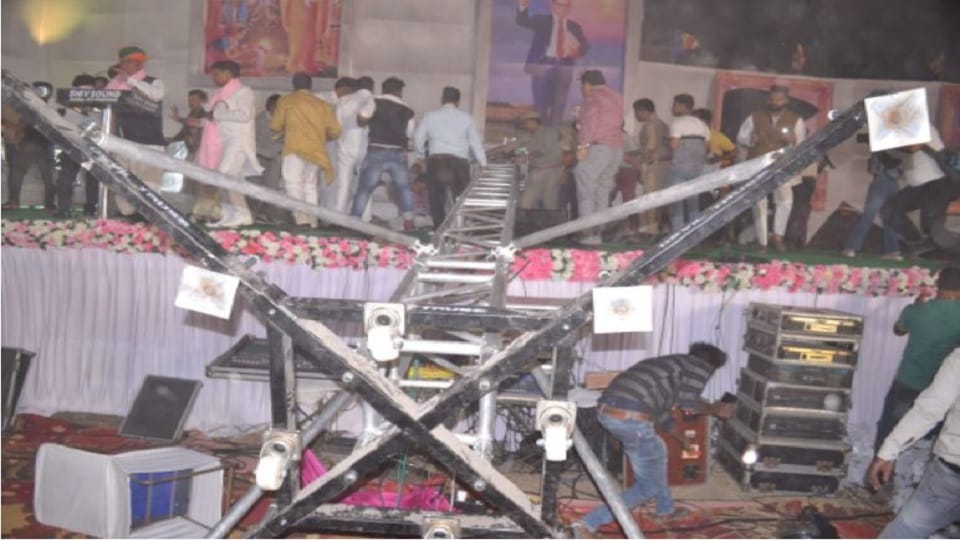 Lighting set fell on stage in Bhima Nagari Union Minister of State Meghwal narrowly survived many injured