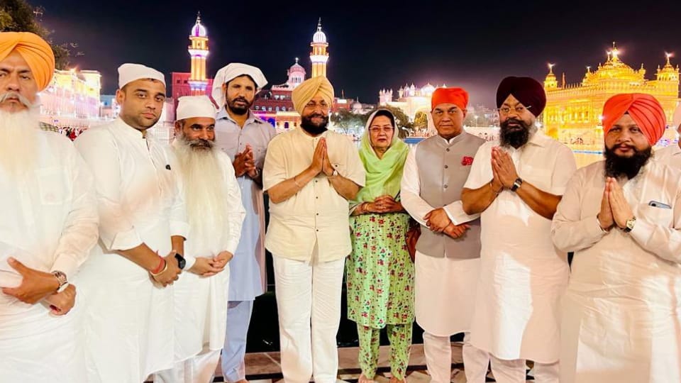 PPCC President Amarinder singh raja warring paid obeisance at Shri Harmandir Sahib partap singh bajwa bharat bhushan ashu rajkumar chabbewal