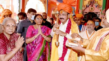 अयोध्या में उपराष्ट्रपति वेंकैया नायडू व अन्य।