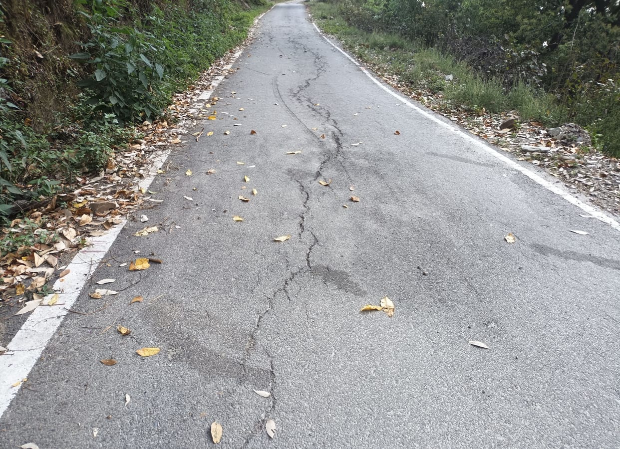 Cracks lying at various places on Khankra-Kandai-Khedakhal road