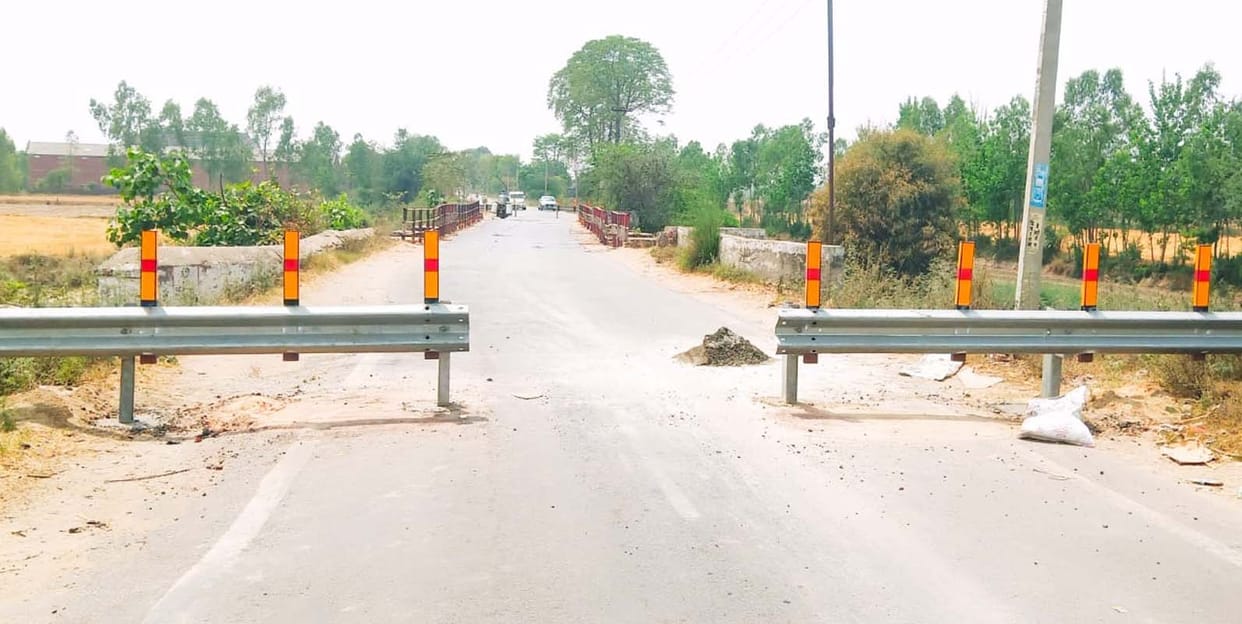 Barricading put up on Bhainsi bridge in Puwayan