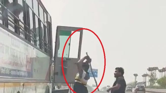 Cab driver overtaking a roadways bus on Yamuna Expressway and beat up driver with stick in noida dadri