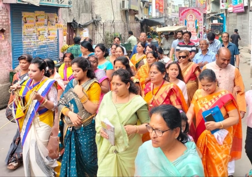 Prabhat Pheri taken out with pomp on Mahavir Jayanti