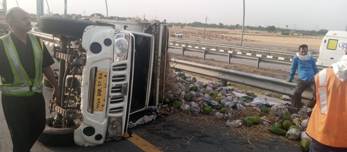 etawah news,The loader overturned on the expressway after hitting the divider