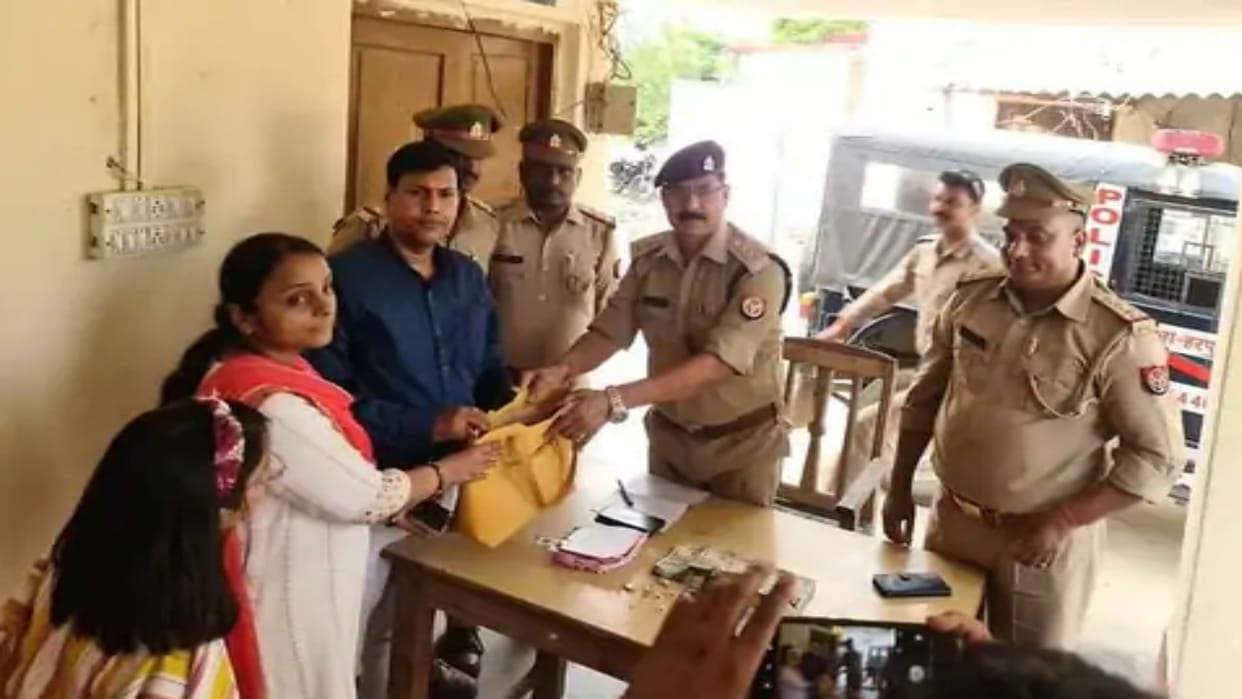Gorakhpur police set an example 2 lakh 17 thousand and returned jewelery