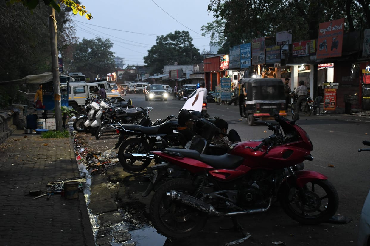 prashasan did not made vending zone and parking