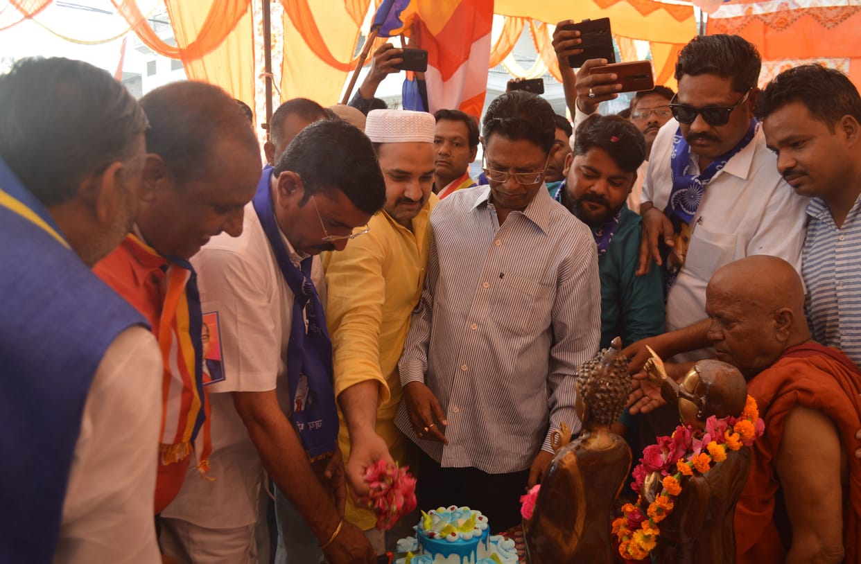 Hathras: On the birth anniversary, the followers bowed down to Baba Saheb