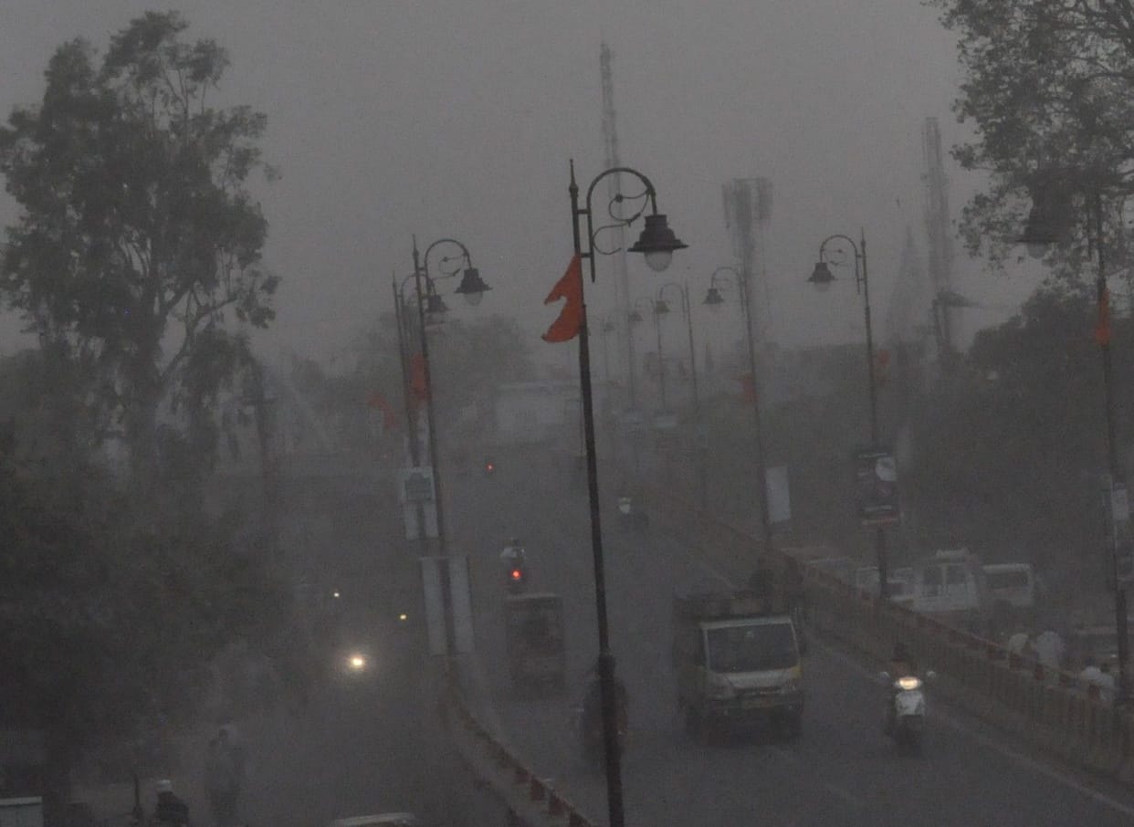 Hathras: Strong storm came with drizzle, power stalled