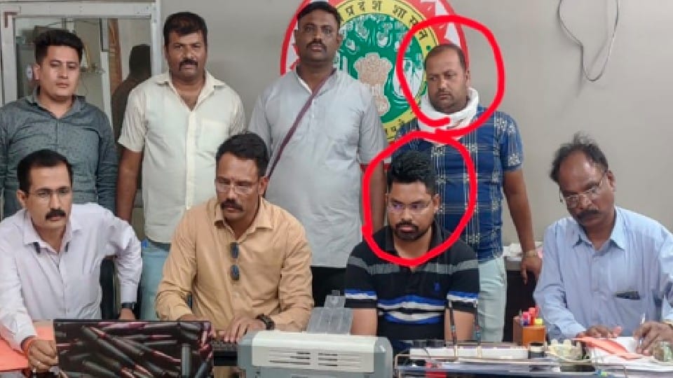 Jabalpur: Janpad Panchayat CEO and driver arrested for taking bribe of four lakhs, action of Lokayukta