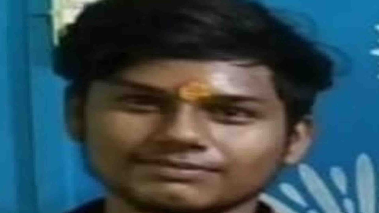 Etawah: Income tax inspector died after being hit by a train