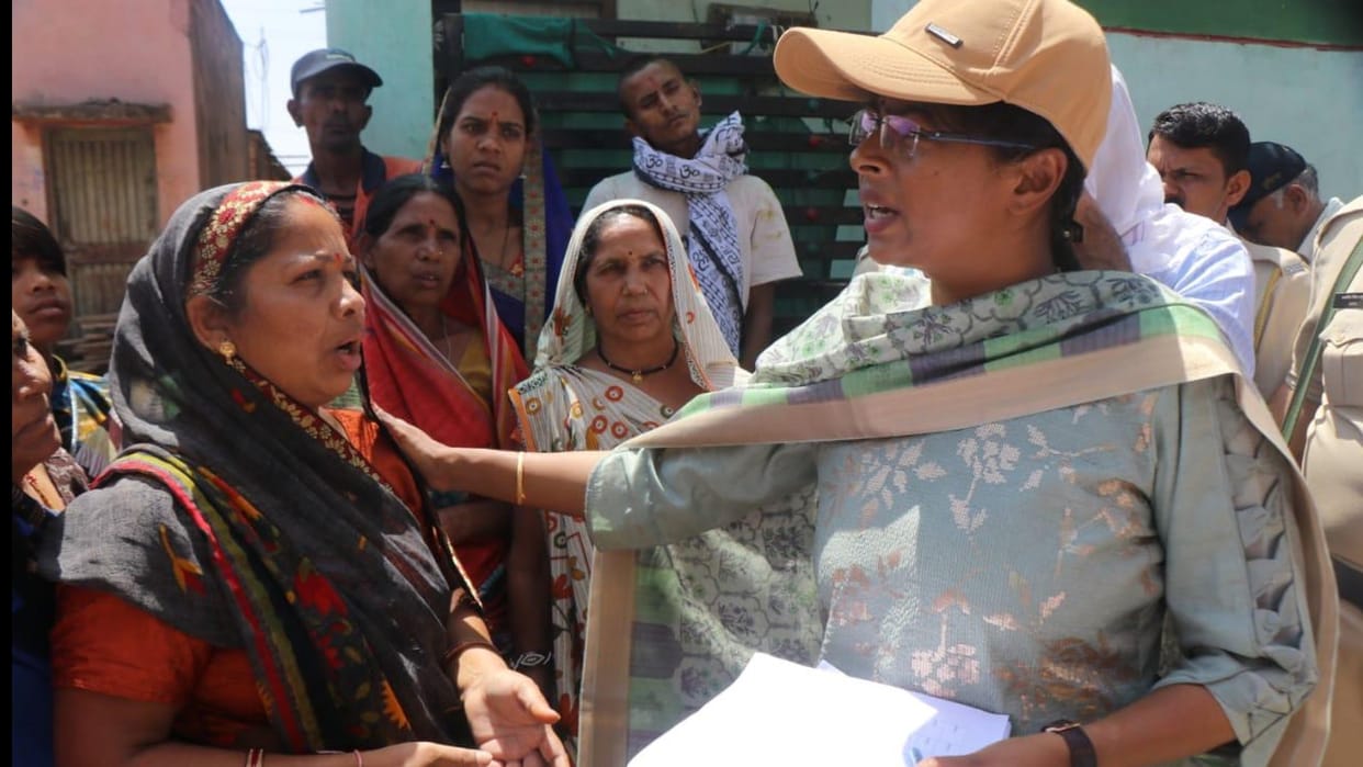 Two hours relaxation for both men and women in Khargone curfew on Friday, permission to leave their homes without a vehicle
