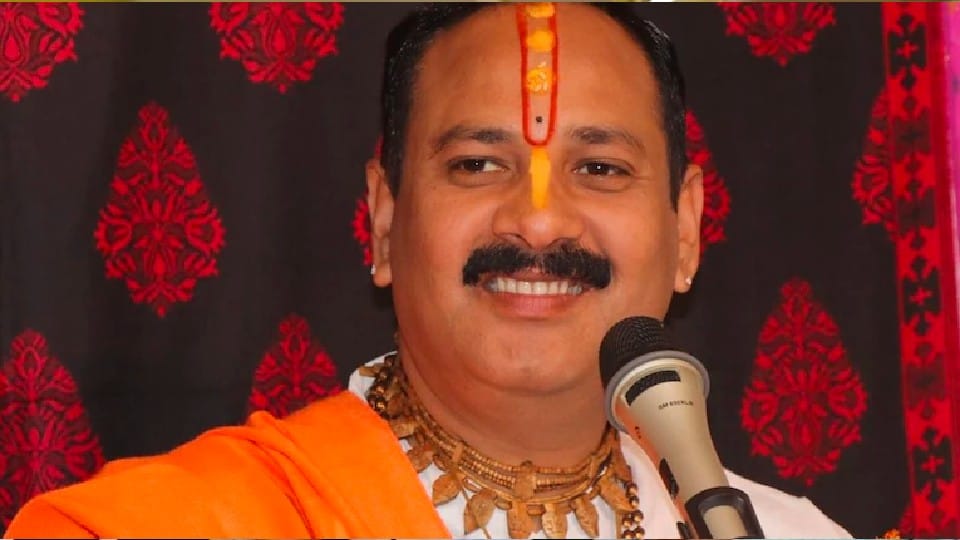 Pandit Pradeep Mishra's accident: While going to recite Shiv Mahapuran in Haridwar, the car suddenly overturned, all safe