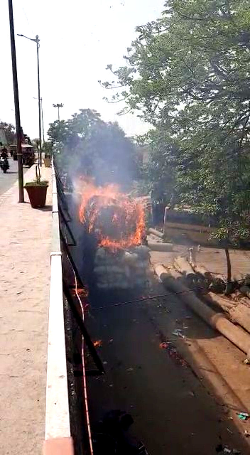Fire broke out in three places in the district, chaos ensued