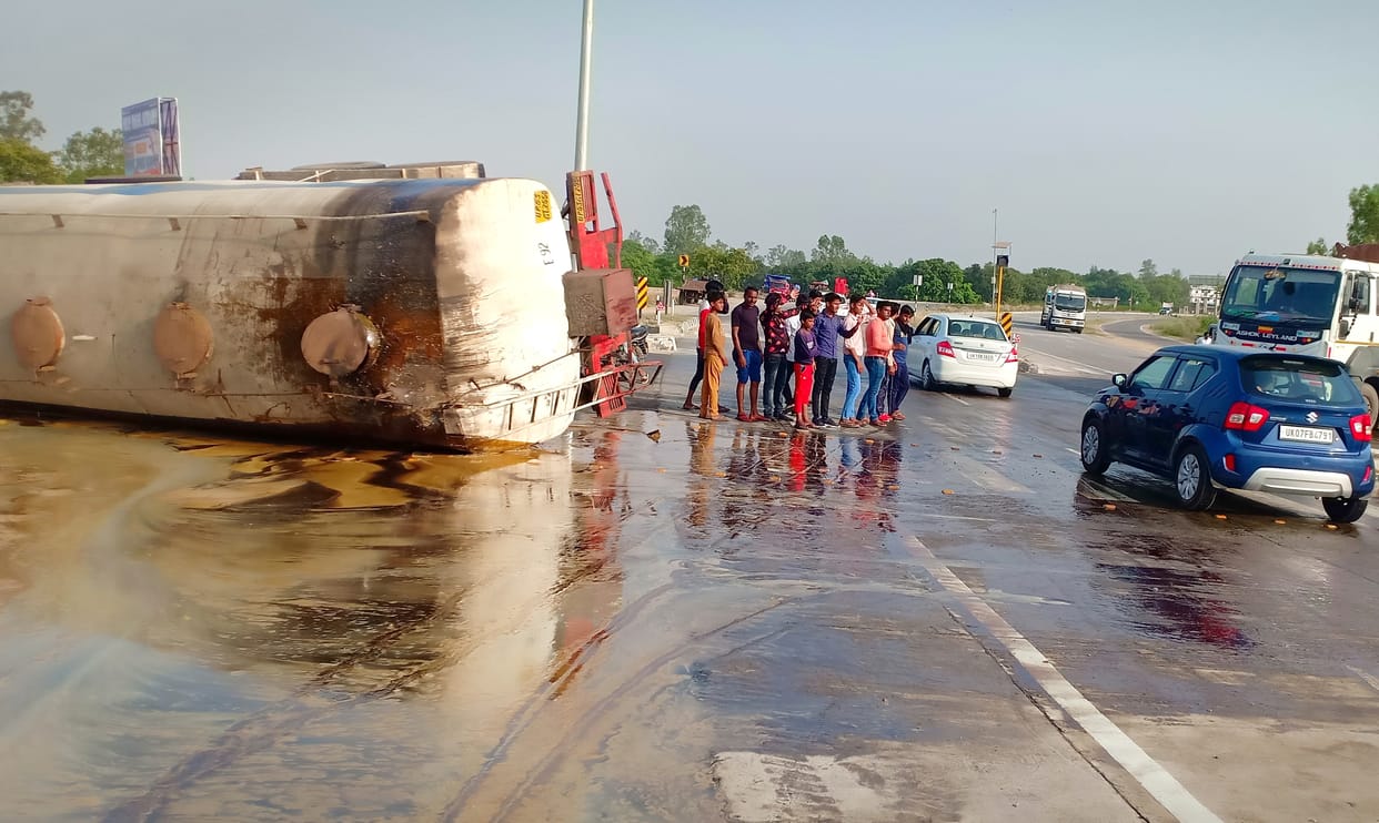 Molasses filled tanker overturned on Fonlane road