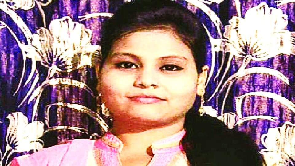 Married woman commits suicide by hanging in mainpuri