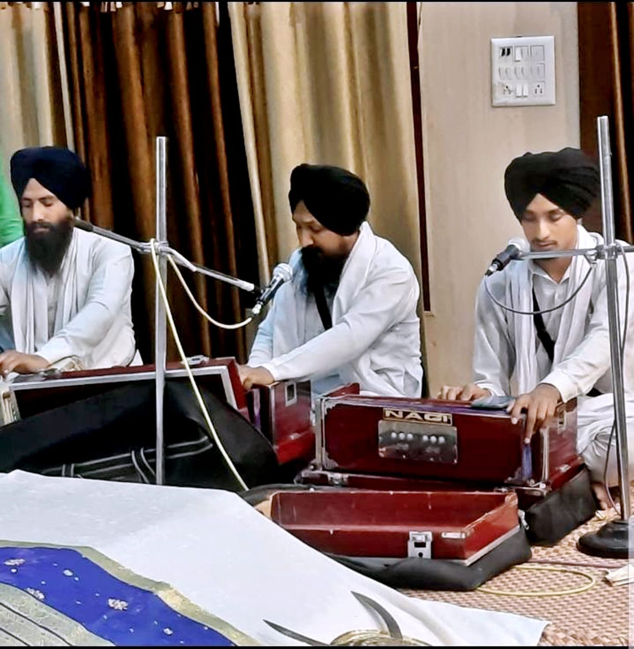 Religious Diwan punished on Baisakhi, Sangat Nihal listening to Gurbani