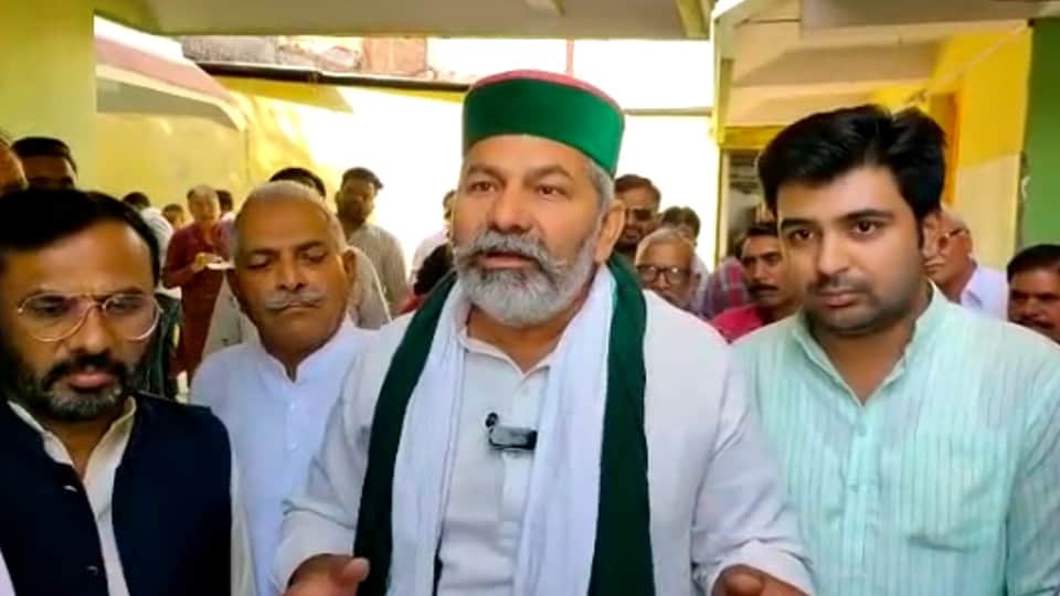 राकेश टिकैत हरदा जाते वक्त नर्मदापुरम के सिवनी मालवा में कुछ देर के लिए रुके थे।