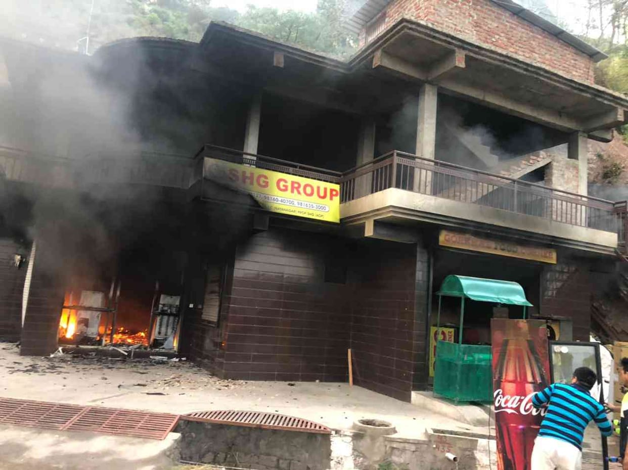 Fire in furniture and electronics shop in Subathu, loss of lakhs