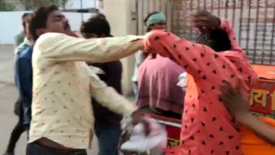 two girls clashed over a lover in Kanpur, Fighting and sabotage took place on both sides