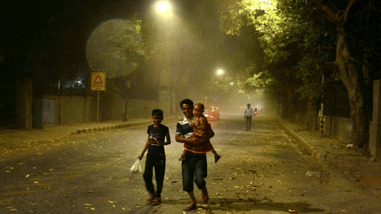 Delhi Weather took a turn in the evening, light rain with dust storm movement of planes affected at the airport