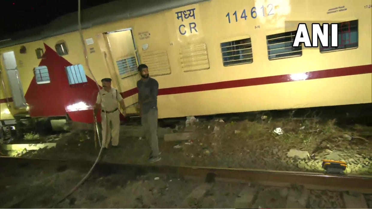 Puducherry Express derailed between Matunga & Dadar Station the Railways said Train Accident Latest News Update