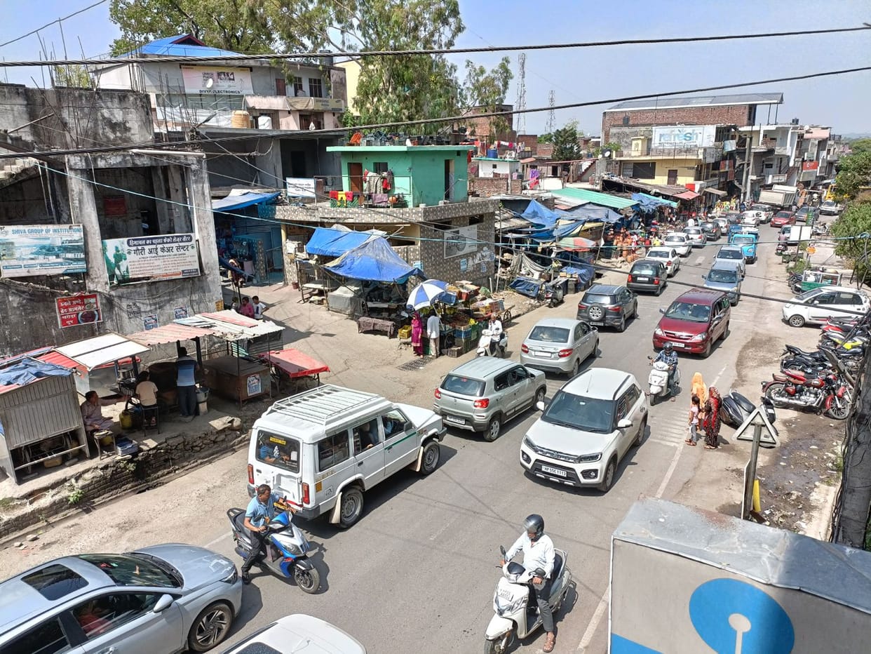 Vehicles stuck in jam in Nadaun town, delay in going to destination