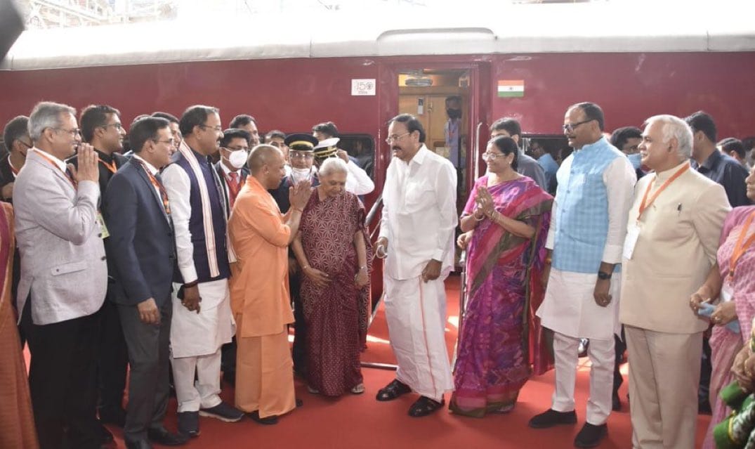 Vice President Venkaiah Naidu Varanasi Visit today governor anandiben patel and deputy cm brijesh patahk welcome at railway station