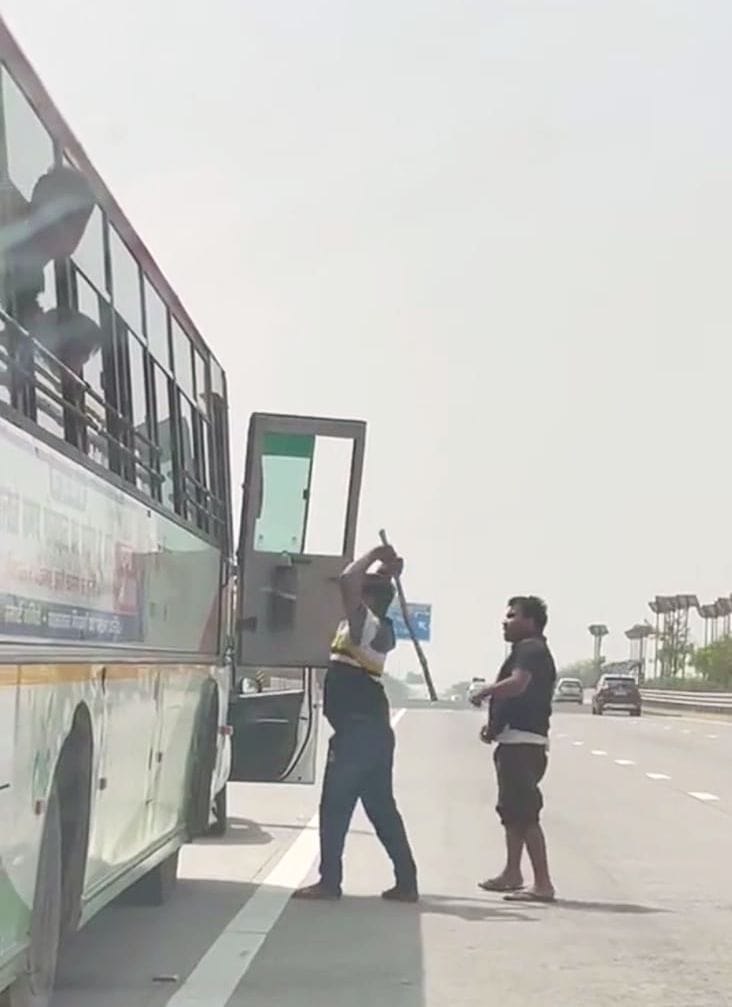 Cab driver overtakes roadways bus and beats up driver