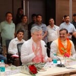 अश्विनी वैष्णव ने महाराजा छत्रसाल कन्वेंशन सेंटर खजुराहो में शनिवार को जिला अधिकारियों के साथ विकास कार्यों की समीक्षा बैठक की।