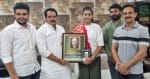 जिवाना के गुरुकुल स्कूल में रेसलर कविता को सम्मानित करते स्कूल निदेशक।
