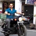 कानपुर में पी रोड पर बुलट दौड़ाते अभिनेता वरुण धवन