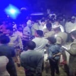 जांच करती पुलिस।