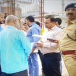 जांच करने पहुंची टीम।