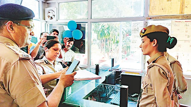 IG examinedcomplaints of women help desk in Malihabad police station