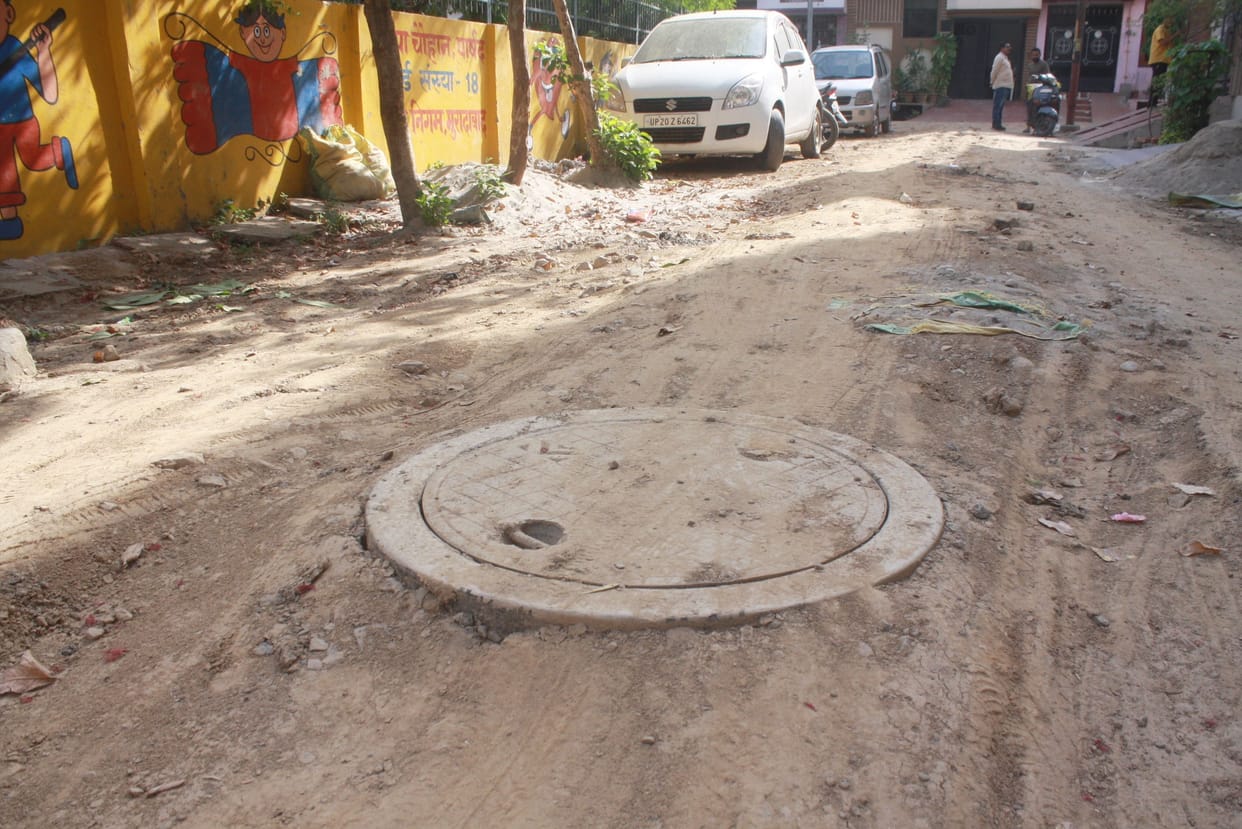 Road lying in Teachers Colony for 12 days, people are getting upset