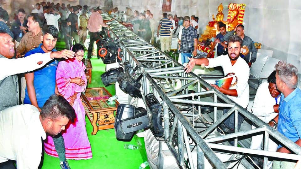 people shouting after falling of iron stand on stage of Bhim NagarI in Agra