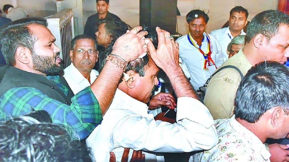 people shouting after falling of iron stand on stage of Bhim NagarI in Agra