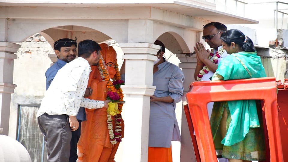 Mayor Naveen jain worshiped Hanuman on crane hoisted flag on top of langade ki chowki hanuman temple welcome door