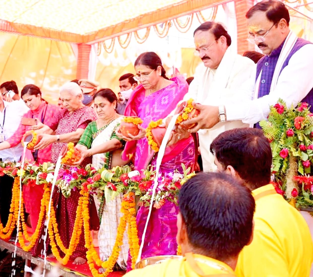 Aarti performed by Ramlala, anointed mother Saryu