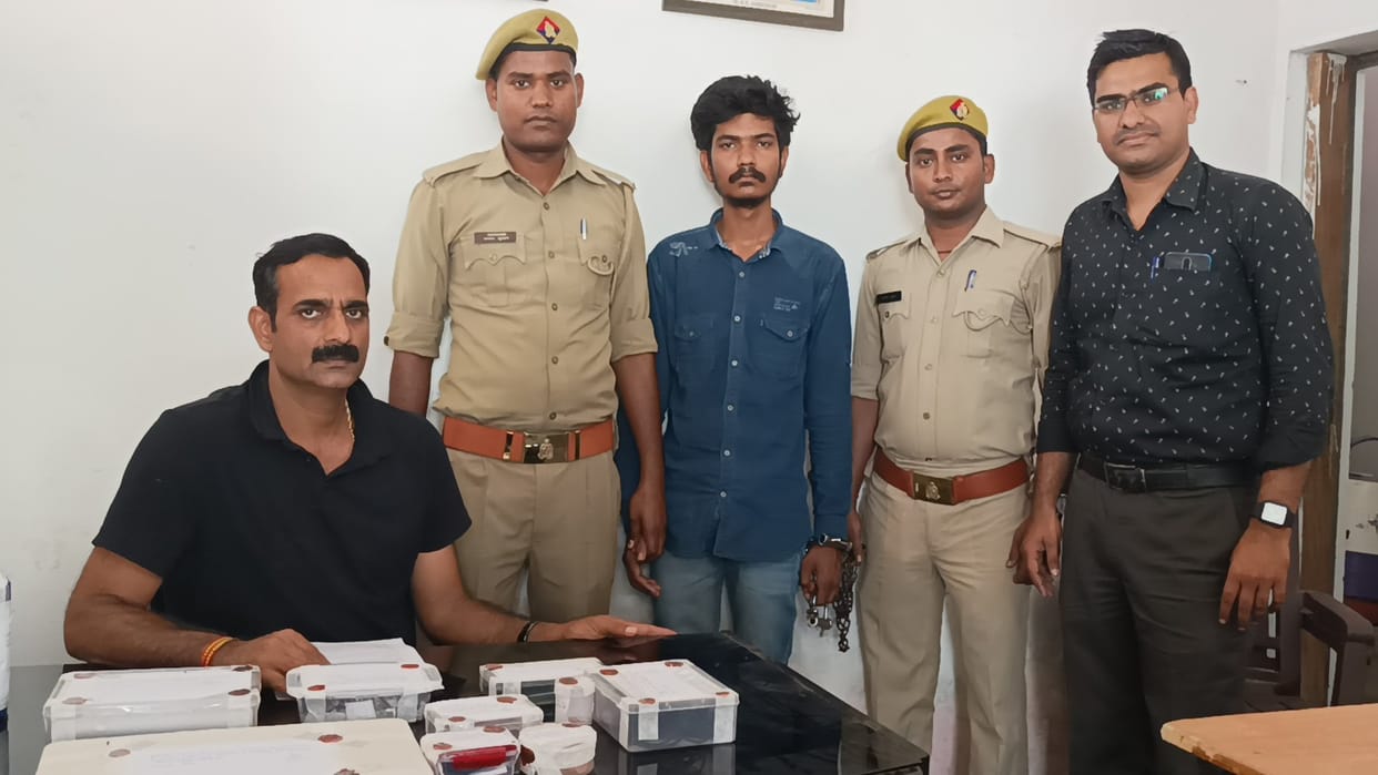 Cyber thug arrested in Azamgarh customer Care Center owner Lakhs of rupees withdrawn from bank accounts by thumb cloning