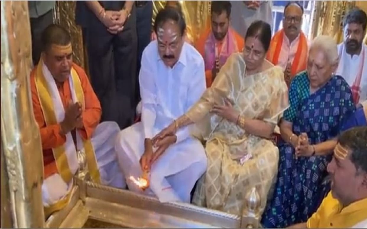 Vice President Venkaiah Naidu Varanasi Visit second day worship in kashi vishwanath dham also see Deendayal Upadhyay memorial