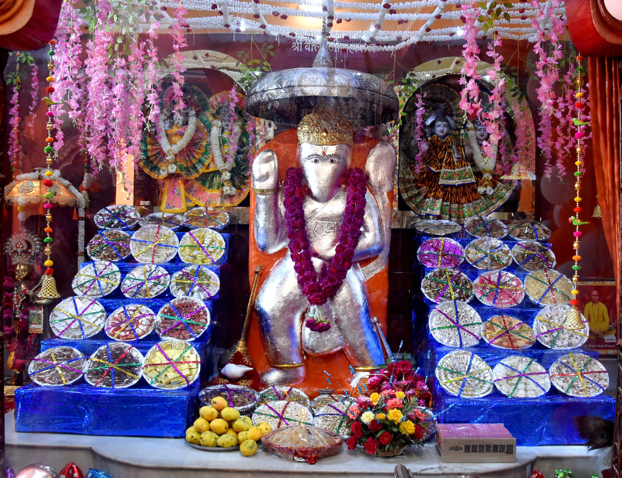 Lord Hanuman blesses the devotees by protecting them