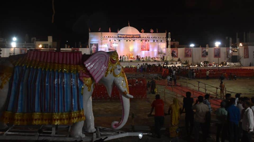 people shouting after falling of iron stand on stage of Bhim NagarI in Agra