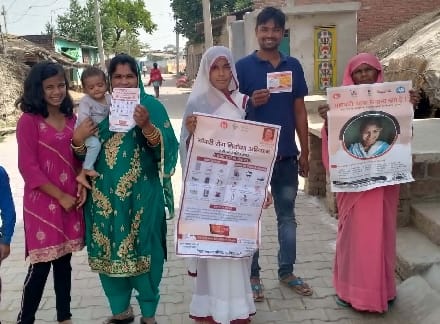 Asha workers going door to door searching for patients in Dastak campaign