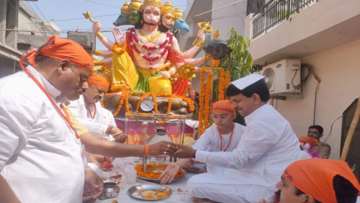 Muzaffarnagar: Balaji shobha yatra celebration, helicopter showered flowers