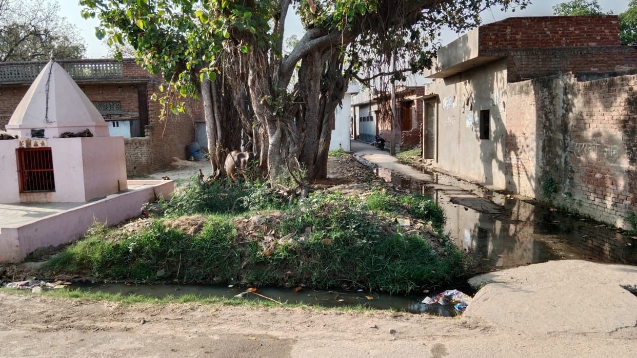 Dirt spreading in Sukatiya, danger of spreading infectious diseases